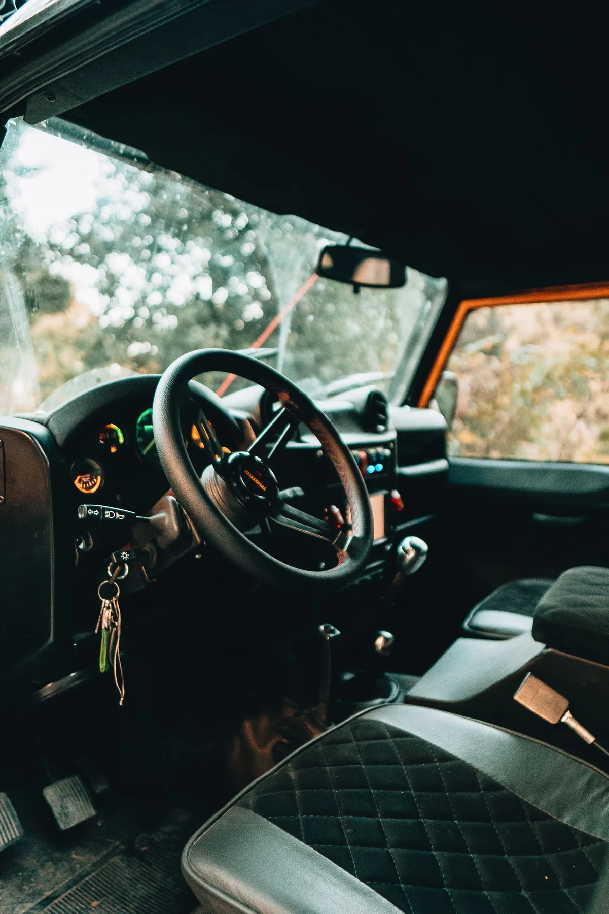 Volante e banco em pele no interior de um automóvel